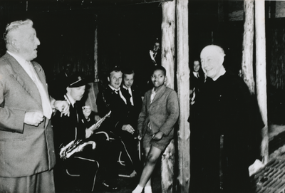 876647 Afbeelding van Piet Schoonhoven (Piet 't Joodje) uit Wijk C, die pater Sebastianus van Nuenen toespreekt in de ...